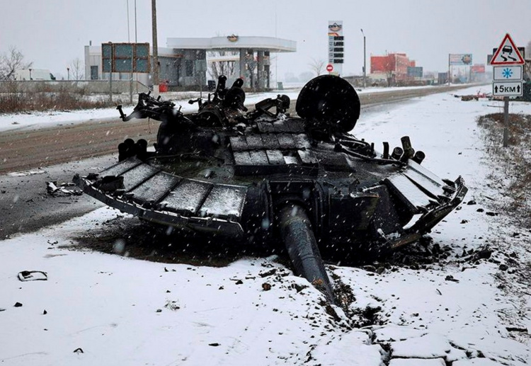 Російський танк провалився під землю та був знищений на Луганщині