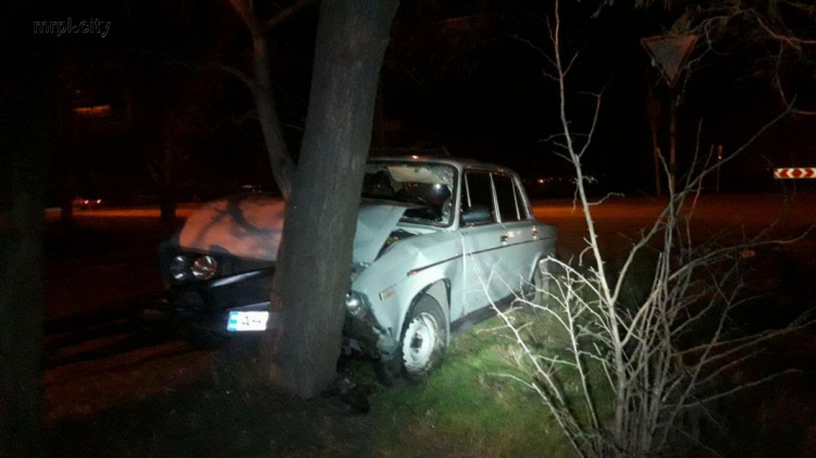 В Мариуполе девушка на машине влетела в дерево: есть пострадавшие (ФОТО)