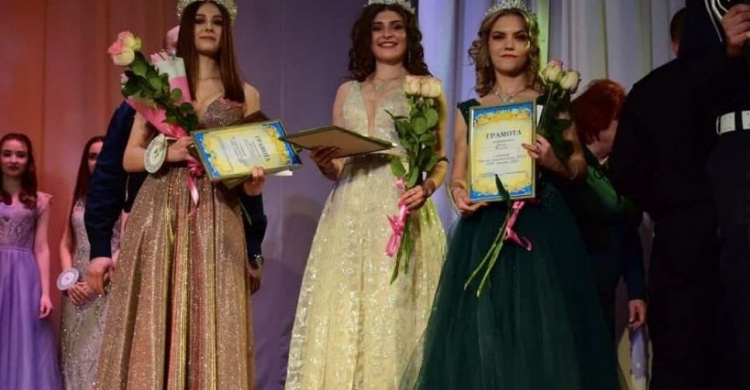 Талант и красота: в Мариуполе 14 студенток боролись за корону и звание «Мисс конгениальность»