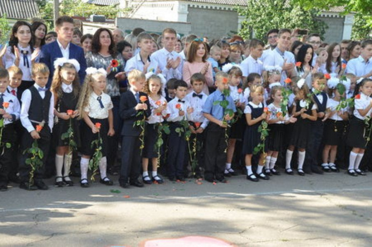 Мариупольская школа, которой «не хватало алфавита» на все классы, отпраздновала юбилей (ФОТО)
