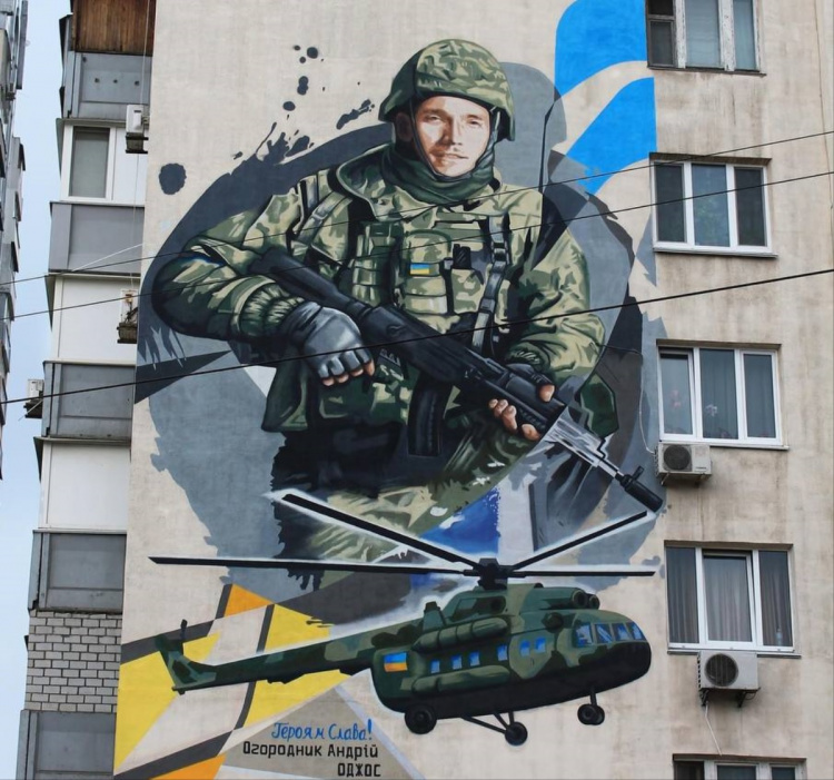Захищав Київ та Маріуполь: у столиці з’явився мурал на честь 