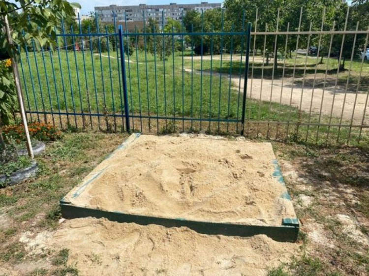 В одном из районов Мариуполя обновили песок на детских площадках по просьбе жителей