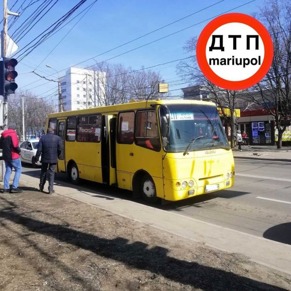 Два ДТП на одном месте: в Мариуполе маршрутка наехала на женщину-пешехода, а «ВАЗ» - на «Hyundai»