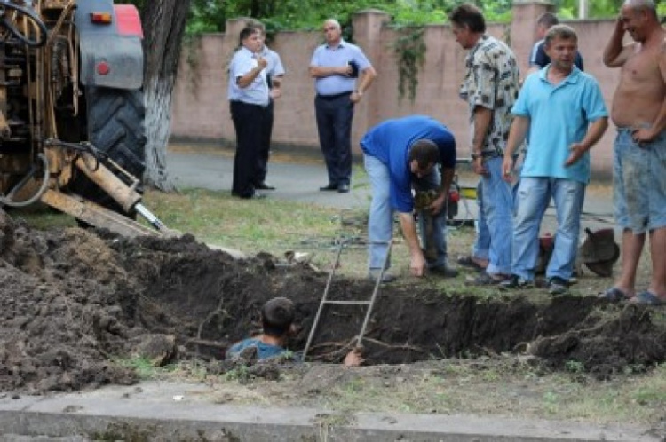 На Левобережье Мариуполя водопровод порвало в 6 местах, по городу – 13 порывов (ФОТО)