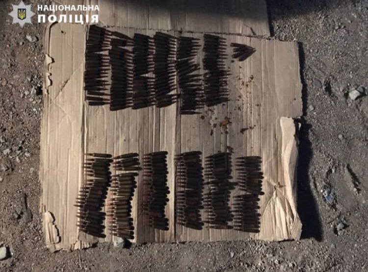 Помог металлоискатель: под Мариуполем местный житель сдал в полицию порядка 800 патронов (ФОТО)