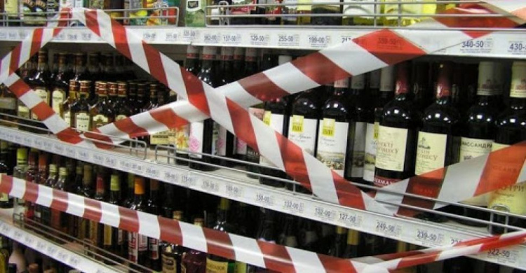 Мариупольских предпринимателей предупреждают о запрете продажи спиртного военным