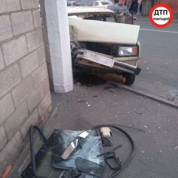 Помятое железо и «скорая»: в Мариуполе автомобиль врезался в столб (ФОТО)