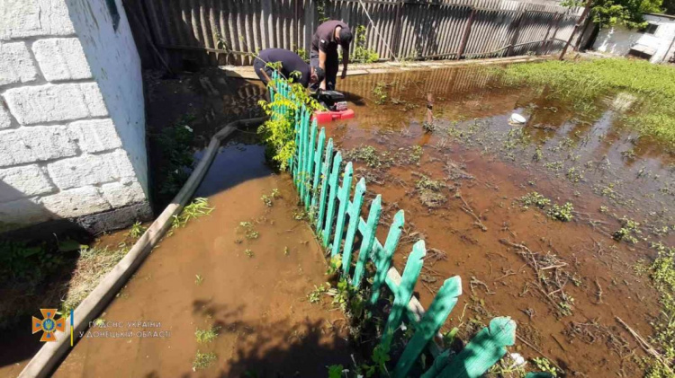 Затопленные дворы и эвакуация людей: в Мариупольском районе ликвидируют последствия ливней