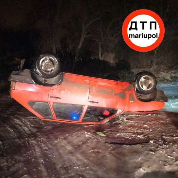 На мариупольском перекрестке автомобиль перевернулся вверх дном (ДОПОЛНЕНО)