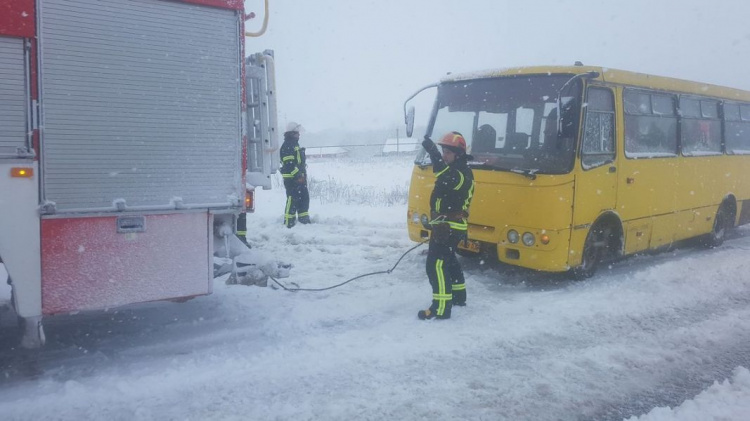 На Донетчине рейсовый автобус с пассажирами попал в «ловушку»: понадобилась помощь спасателей (ФОТО)