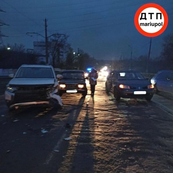 Откинуло от удара: в Мариуполе три легковушки попали в аварию