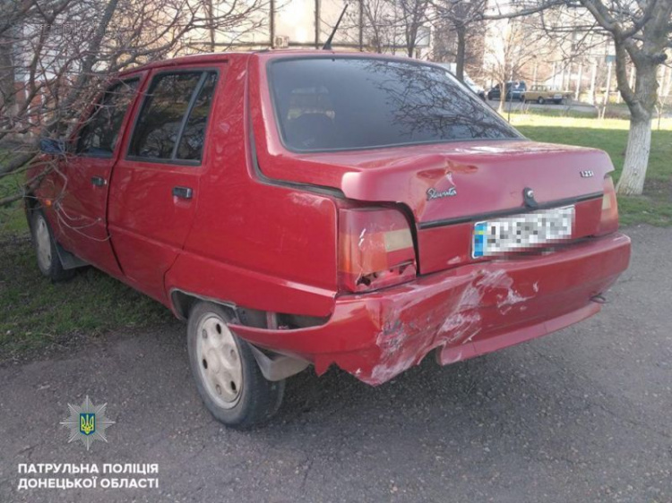 В Мариуполе пьяный «камикадзе» протаранил припаркованное авто с людьми (ФОТО)