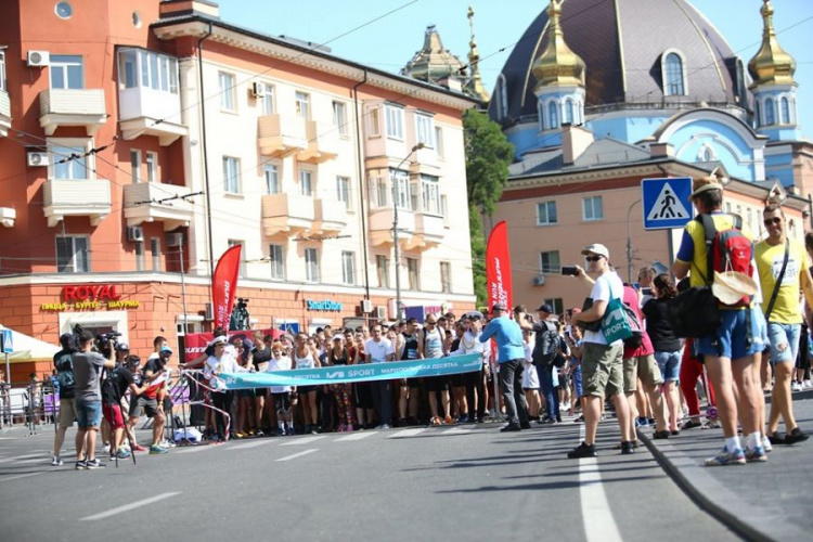 Азарт и тысячи конкурентов: в Мариуполе прошел самый масштабный забег (ФОТО)