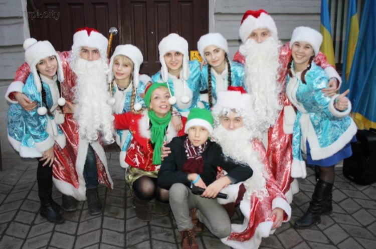 Как Деды Морозы и Снегурочки ходили в гости к мариупольцам и веселили их на площадях (ФОТО)