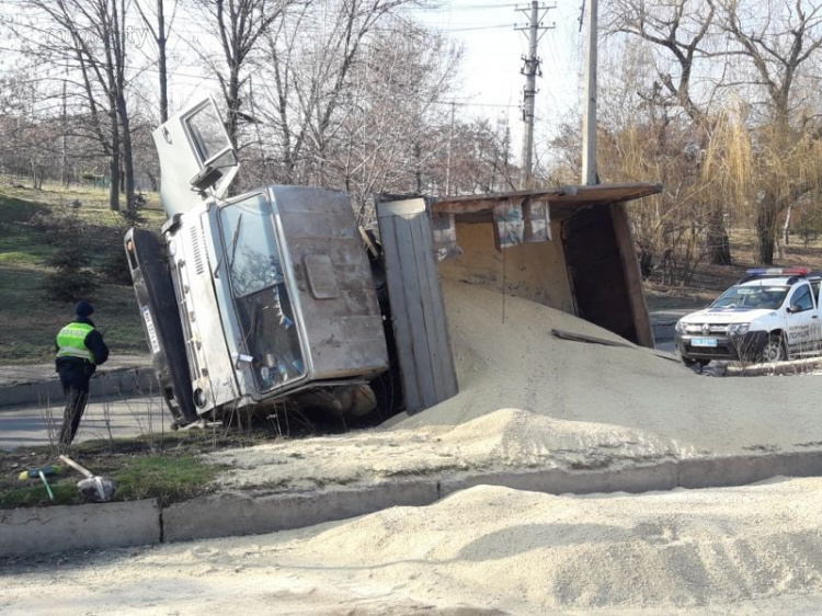 В Мариуполе перевернулся грузовик с соевым шротом (ФОТОФАКТ+ВИДЕО)