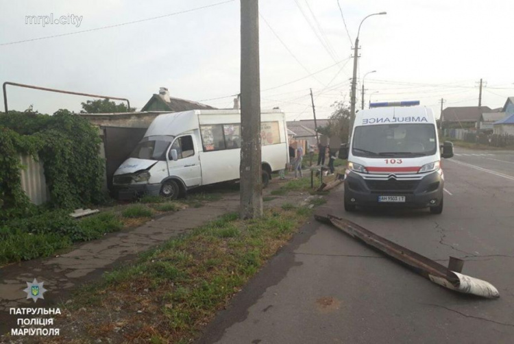 В Мариуполе маршрутка начала рассыпаться на ходу, пострадали люди (ФОТО)