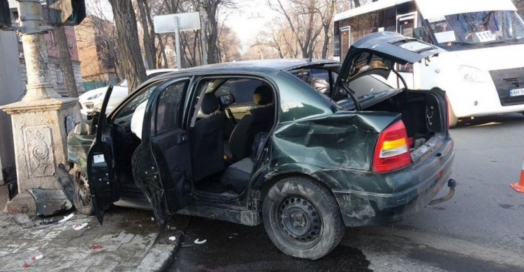 В центре Мариуполя автомобиль «влетел» в столб: есть пострадавшие (ФОТО)