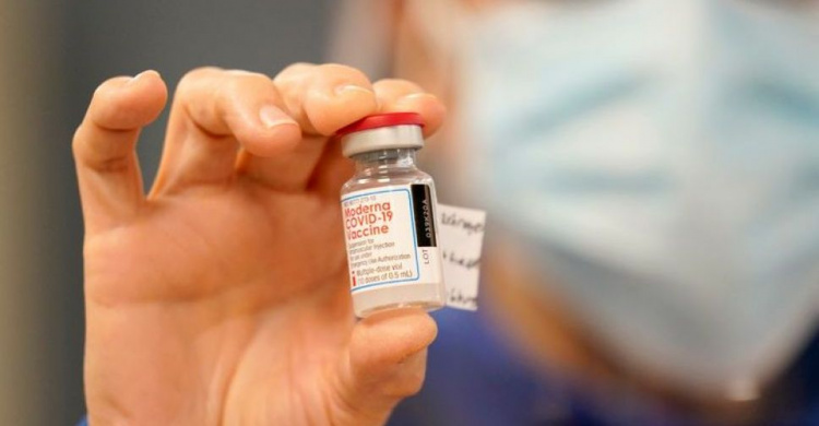 В Мариуполь доставили американскую вакцину Moderna: насколько эффективен препарат?