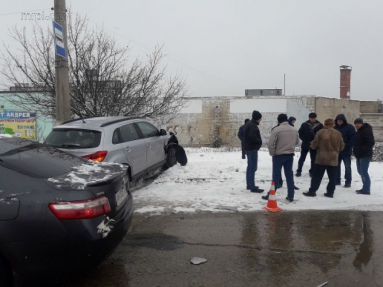 Снег на дорогах в Мариуполе спровоцировал несколько ДТП (ФОТО)