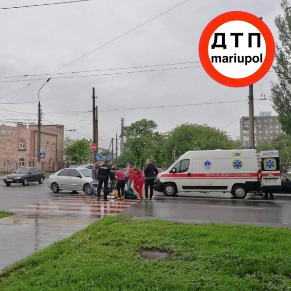 В Мариуполе один водитель сбил пешехода, другой – снес ограждение и перевернулся