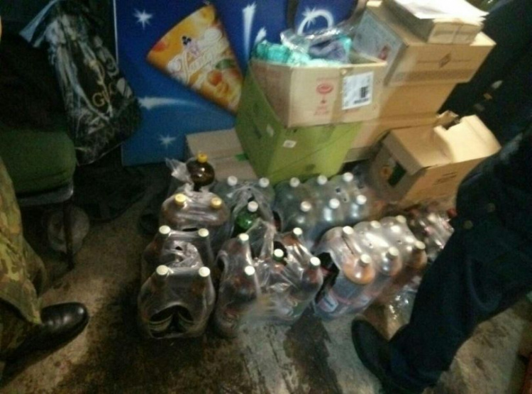 Полицейские в Мариуполе изъяли из магазина 170 литров нелегального алкоголя (ФОТО)
