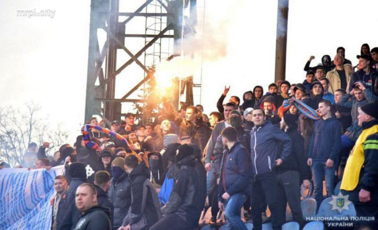В Мариуполе во время матча «Мариуполь» - «Динамо» пострадали 9 правоохранителей (ФОТО)