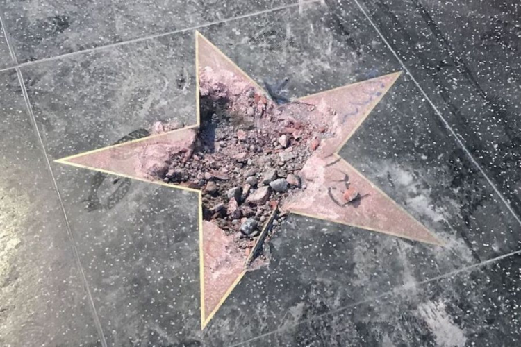 Неизвестный в костюме Халка разбил звезду Трампа в Голливуде