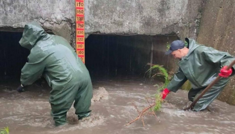 «Вода льется с потолка»: в Мариуполе бушевала непогода