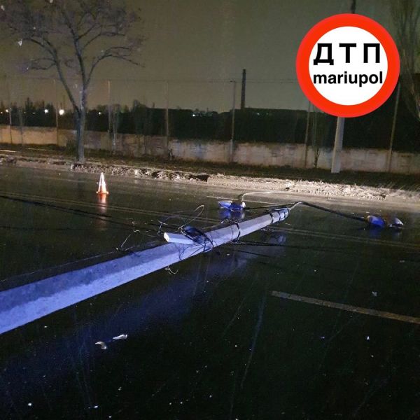 Автомобили сбили двух пешеходов и столб в Мариуполе