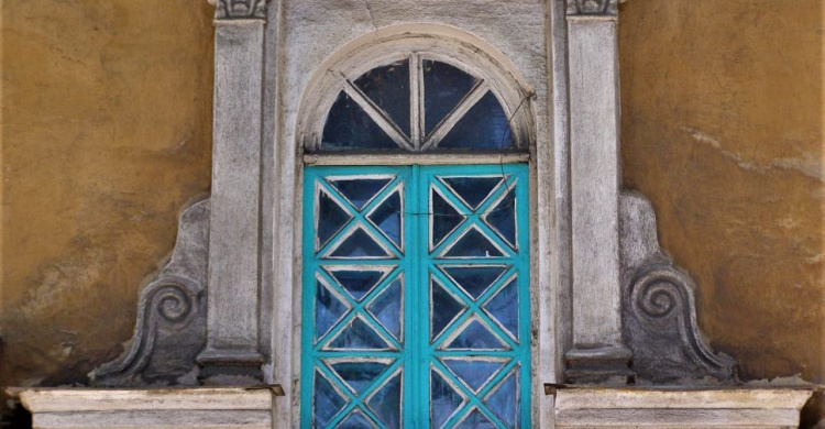 Окна Мариуполя – зеркало души города (ФОТОПОДБОРКА)