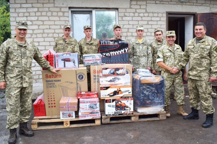 Ветераны и общественники передали военным в Донбассе инструменты и оборудование (ФОТО)