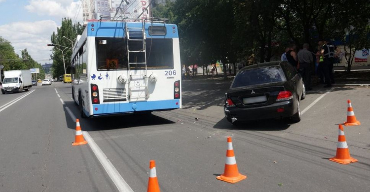 Дети с инвалидностью попали в ДТП: троллейбус столкнулся с Mitsubishi (ФОТО)