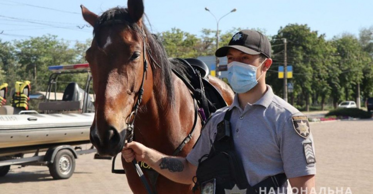 На лошадях и велосипедах: Мариуполь патрулирует туристическая полиция