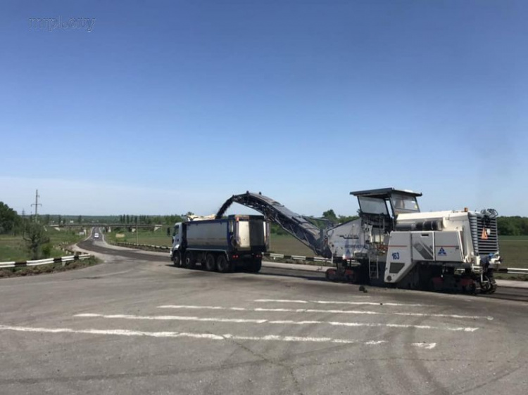 В Запорожской области начался ремонт единственной трассы в Мариуполь (ФОТО)