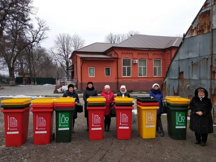 В Мариуполе устанавливают баки для раздельного сбора мусора (ФОТО)