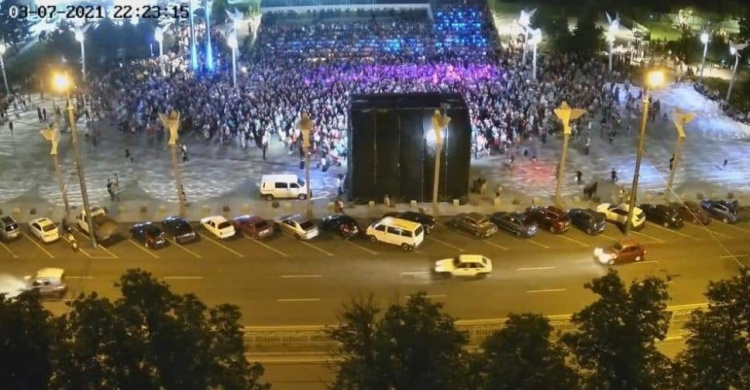 Площадь Свободы в Мариуполе заполонили болельщики сборной Украины