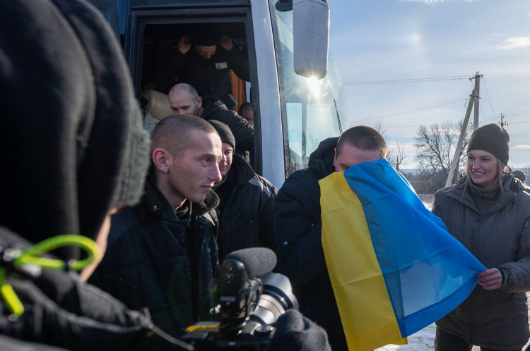 Захищали Маріуполь, Зміїний та інші  напрямки: в Україну з полону повернулися ще 207 оборонців