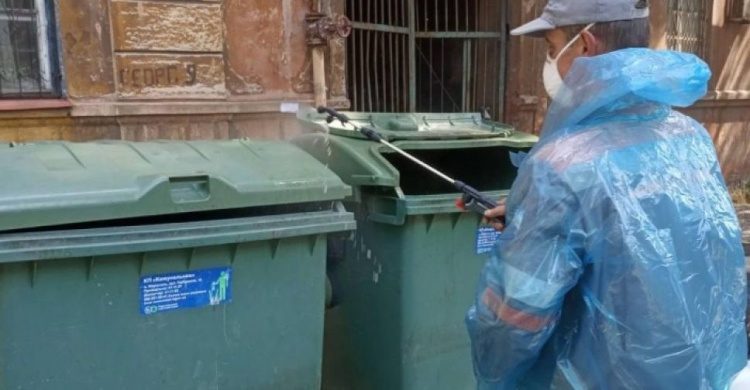 Во всех районах Мариуполя проводят дезинфекцию мусорных контейнеров
