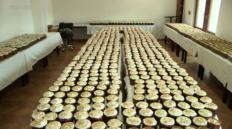 Мариупольцам передадут 6000 освященных пасхальных наборов (ФОТО)