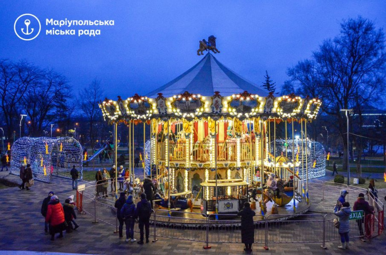 Тысячи огней и атмосфера сказки: фотографии новогоднего Мариуполя (ФОТО)