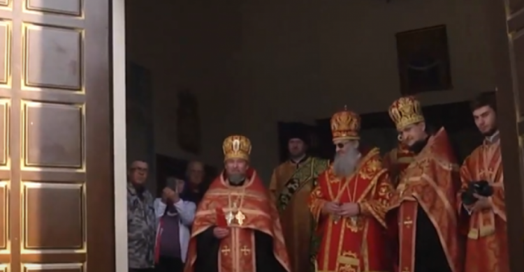 В Украину доставили Благодатный огонь: в Запорожье молились о Мариуполе