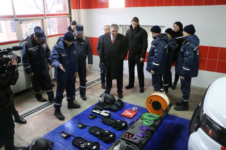 Спасатели Донецкой области получили 8 пожарных автомобилей