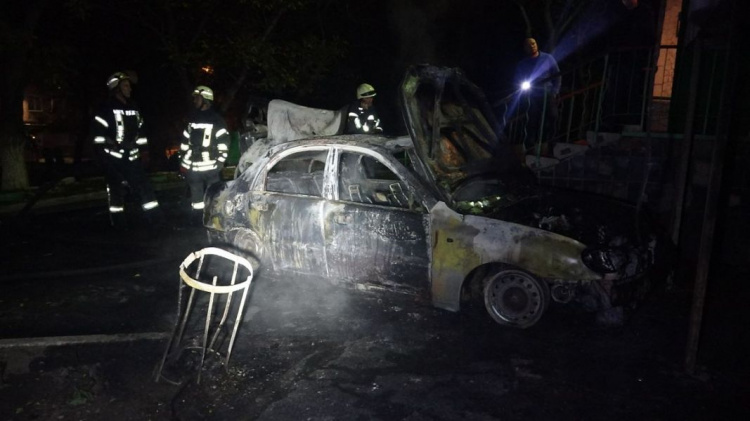 Возле многоэтажки в Мариуполе загорелся автомобиль. Огонь перекинулся на квартиру (ФОТО+ДОПОЛНЕНО)