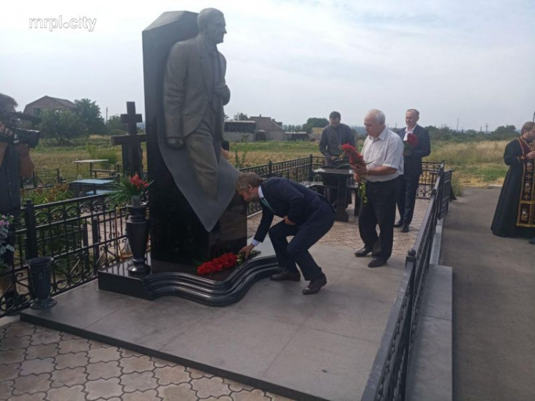 Вадим Новинский в Мариуполе посетил могилу народного директора Владимира Бойко (ФОТОРЕПОРТАЖ)