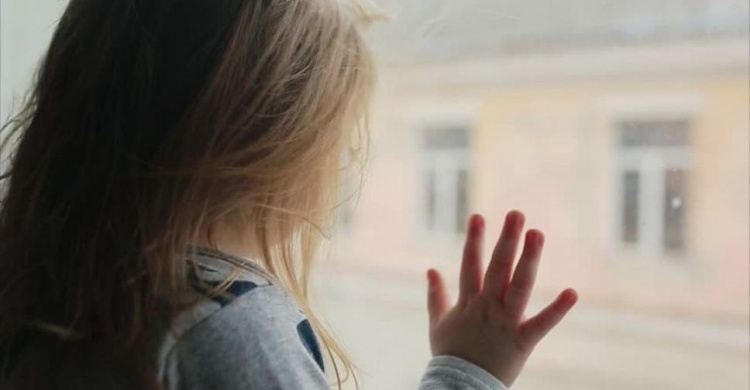 В Мариуполе трехлетняя девочка чуть не выпала из окна, пока звала маму
