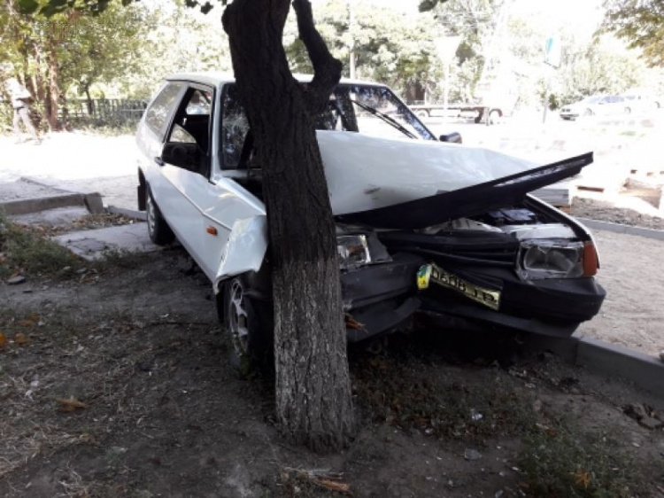В Мариуполе «восьмерка» врезалась в иномарку и влетела в дерево (ФОТО)