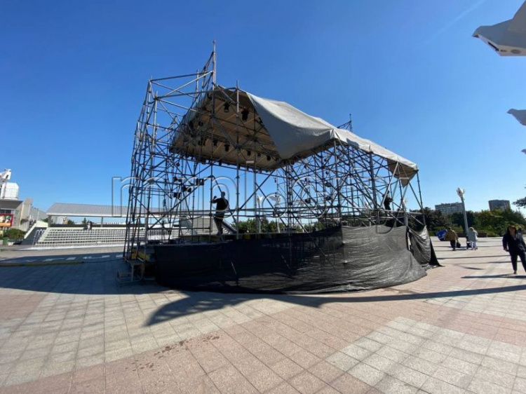 На мариупольской площади Свободы устанавливают открытую сцену