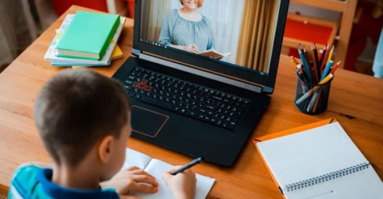Как организуют работу школ и детсадов Мариуполя во время локдауна, и где смотреть онлайн-уроки