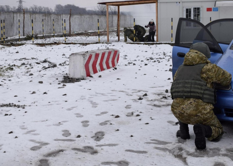 Пограничники тренировались отбивать КПВВ под Мариуполем