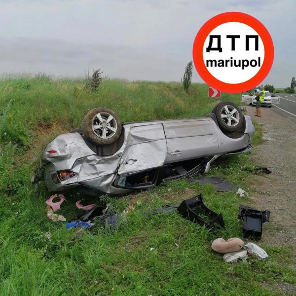 Вблизи Мариуполя перевернулся автомобиль: четырех человек забрала «скорая»